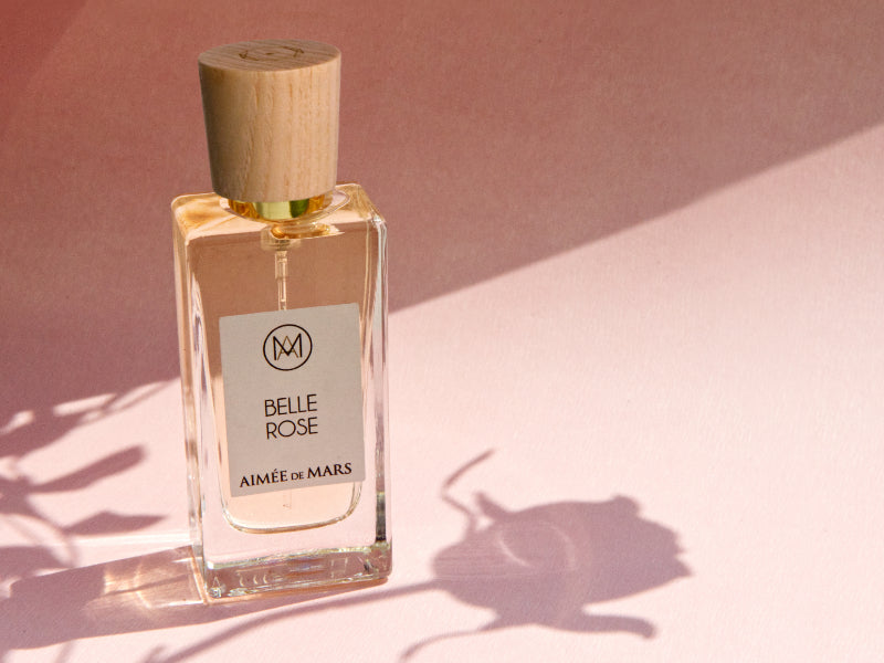La rose dans les parfums de niche : Explorez le monde des parfums de niche et comment les maisons de parfum indépendantes utilisent la rose de manière créative et originale.