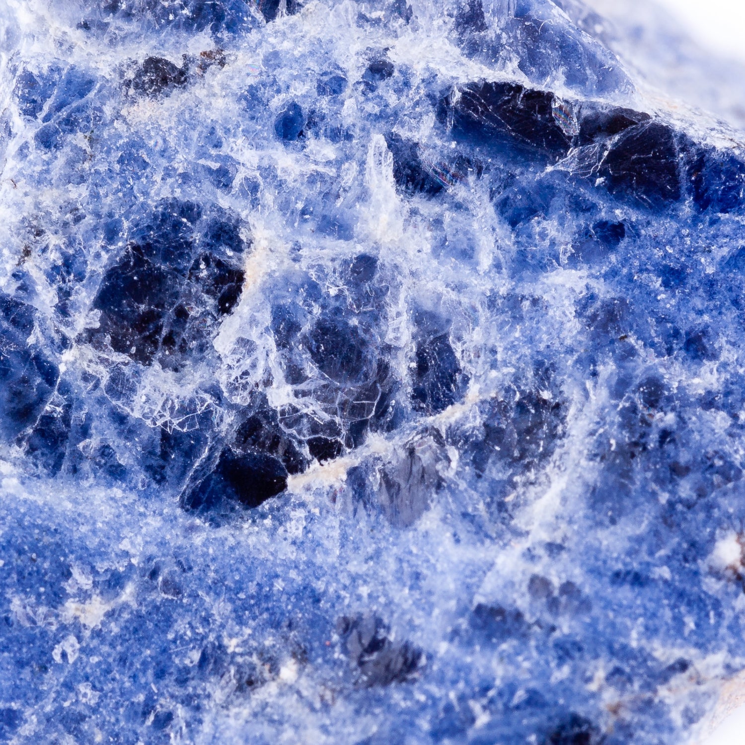 Sodalite, pierre précieuse des parfums naturels Aimée de Mars