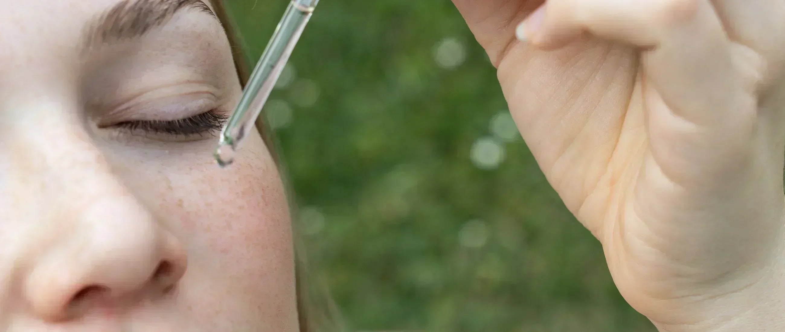 Jeune femme sereine apprécie un cosmétique sain sans perturbateurs endocrinien sur son visage