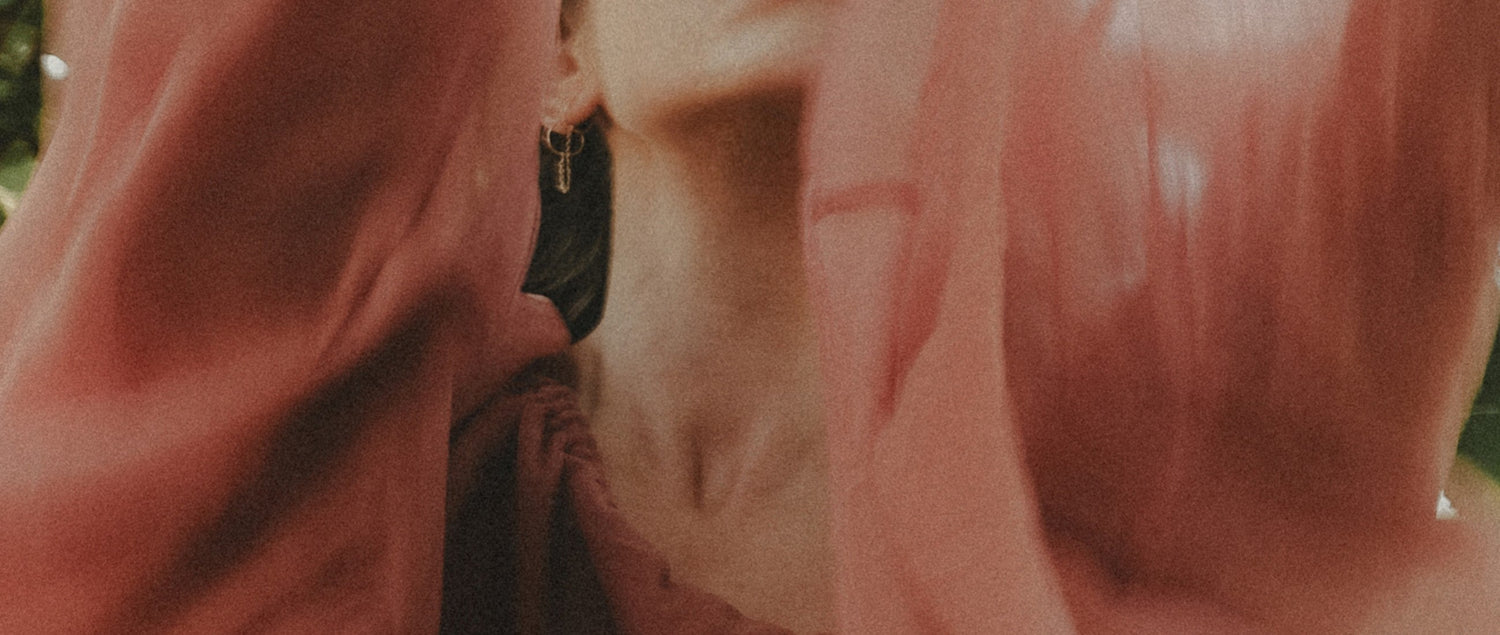 Gros plan sur la gorge d'une femme en mouvement