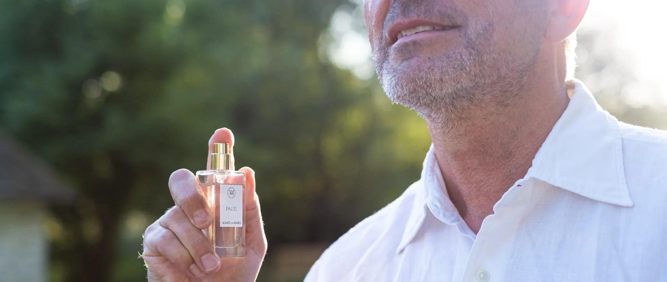 Homme se parfumant avec Aimée de Mars, Eau 21