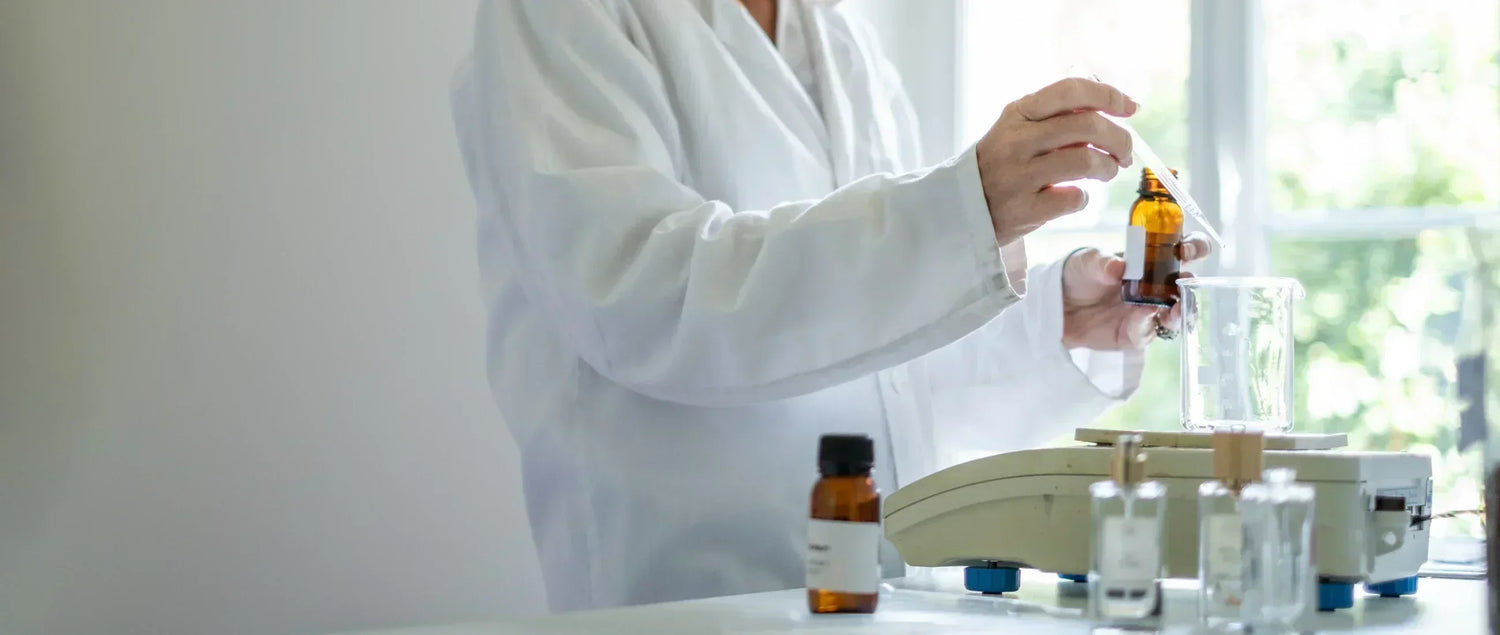 Valérie de Mars élaborant un parfum avec des produits naturels sans produits cosmétiques dangereux